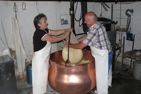 Fabrication de fromage au Mont de l'Herba - &copy; septembre 2010 - K. Adamova